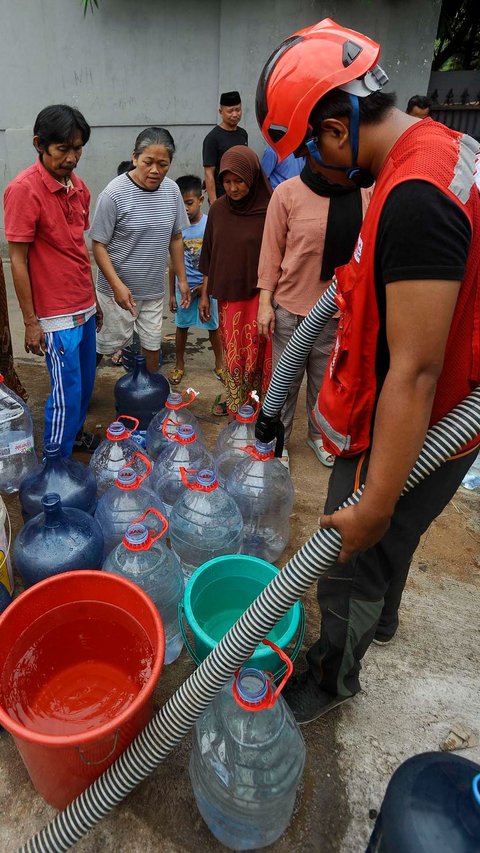 FOTO: Musim Kemarau, PMI Kota Depok Salurkan Ribuan Liter Air Bersih untuk Warga