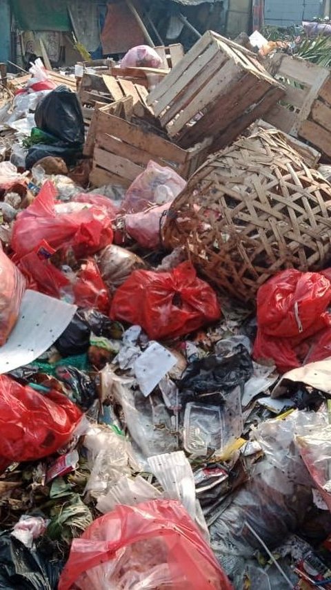 Sampah Menumpuk di Pasar Kutabumi Bikin Warga Jengkel, Tak Diangkut Karena Dinas Kebersihan Diperiksa Polisi