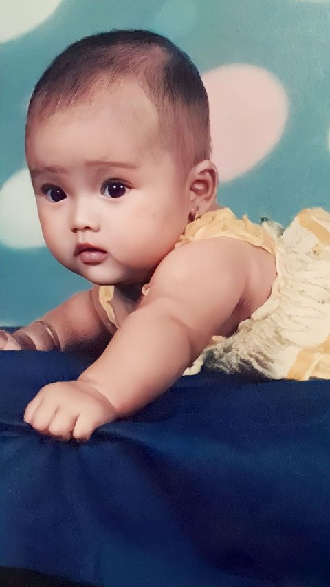 This Yellow-Dressed Baby Becomes a Famous Dangdut Singer and Nicknamed Crazy Rich Depok, Can You Guess?