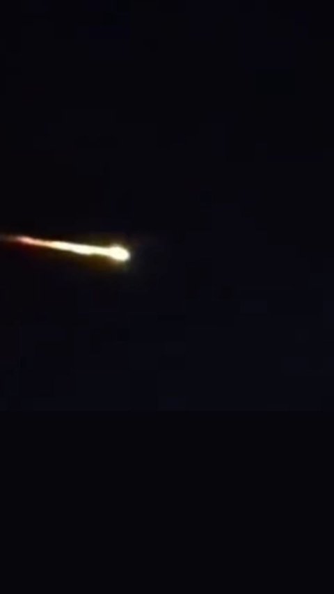 Viral Video Meteor Jatuh Melintas di Pulau Jawa, Berikut Faktanya