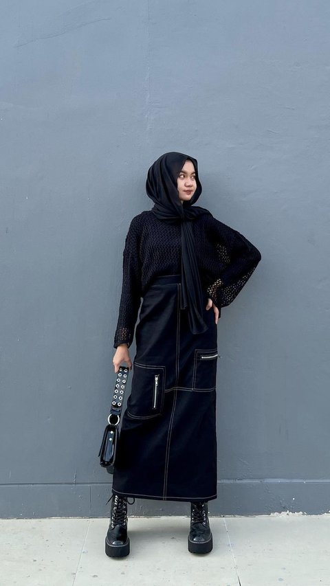 Inspirasi Outfit Black vs Beige, Biar Look Makin Stylish