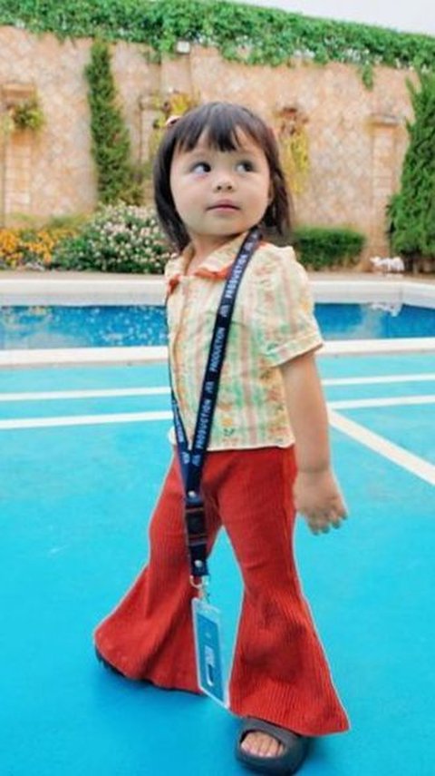 Portrait of Ameena Wearing Cutbray Pants, So Cute!