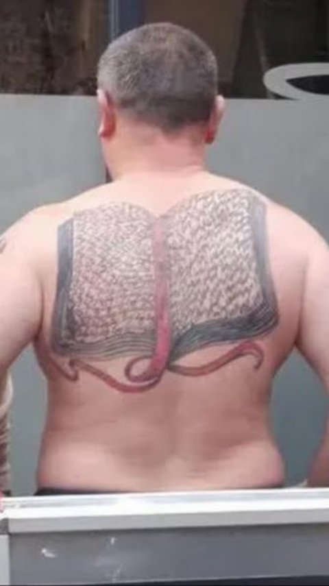 A British Man Creates 667 Tattoos of His Daughter's Name