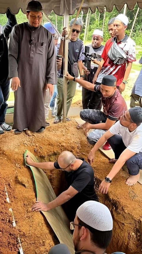 Ibu Menangis Pilu di Kuburan, Tak Sanggup Melihat 'Jenazah' Anaknya Masuk Liang Lahad: 'Tolong Keluarkan Anak Saya!'