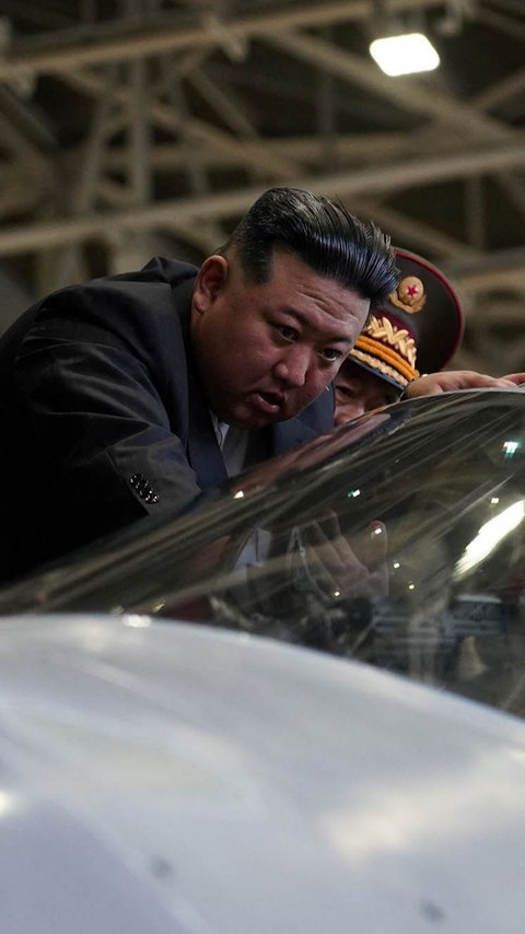 FOTO: Ekspresi Kim Jong-un Terkagum-kagum saat Kunjungi Pabrik Jet Tempur Rusia