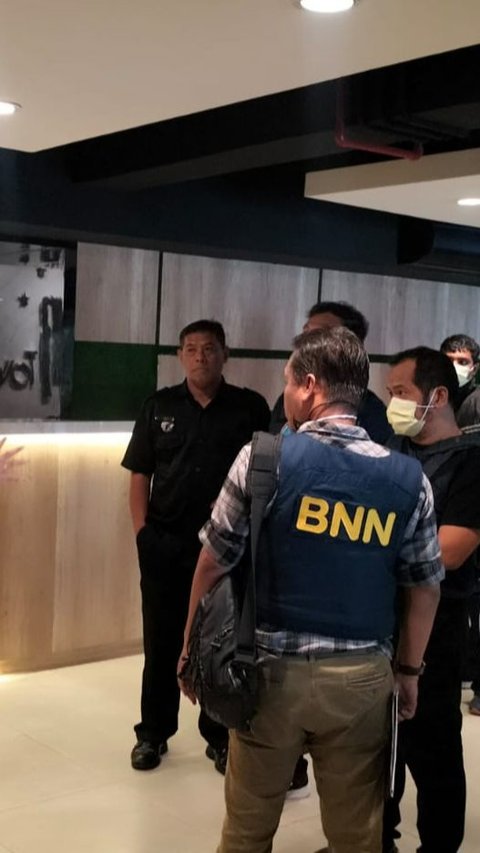 Gerebek Hotel, BNN Kota Surabaya Temukan Pesta Narkoba Dalam Kamar
