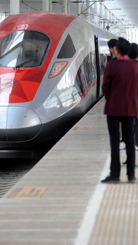 FOTO: Ragam Reaksi Antusiasme Warga Mencoba Kereta Cepat Jakarta Bandung dari Stasiun Halim hingga Tegalluar