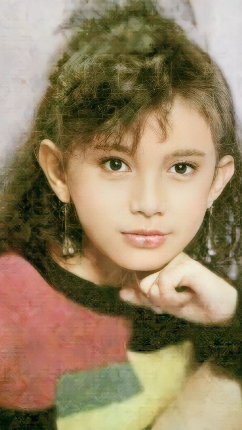 The Girl with Curly Hair and Sweet Face is Now a Top Diva in Indonesia, Her Beauty Never Ages, Can You Guess?