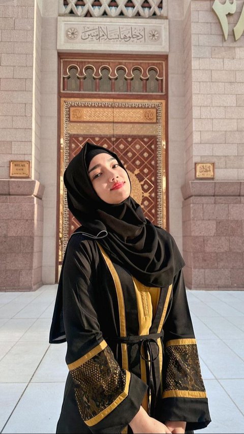 Potret Fuji Tampil Anggun dalam Balutan Hijab, Adem Ngeliatnya