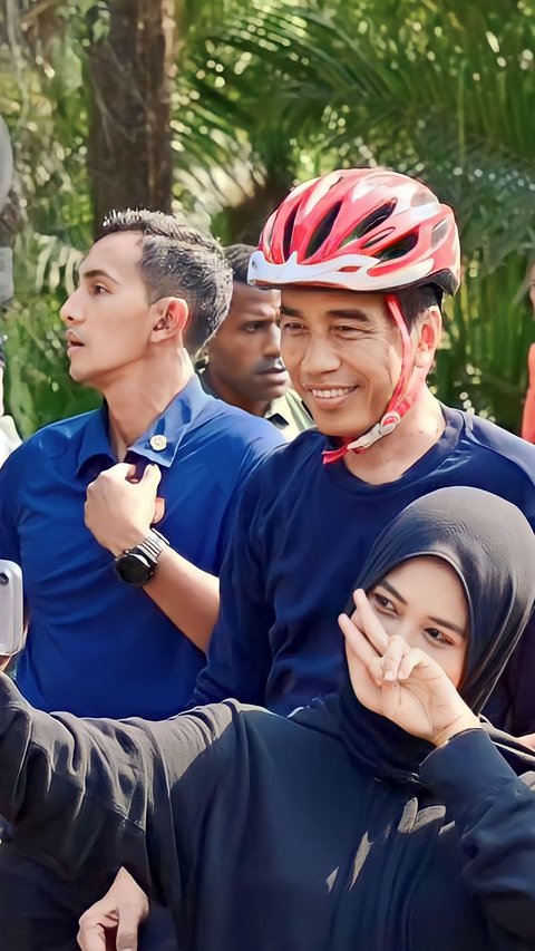 Momen Lucu Wanita Semangat Ngejar Jokowi Ingin Foto Bareng, Berujung Kelindes Sepeda Paspampres