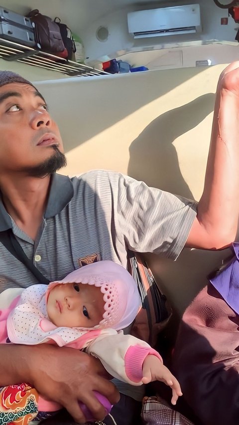 Touching Moment of Father Protecting His Daughter from Leaking Train AC Drops