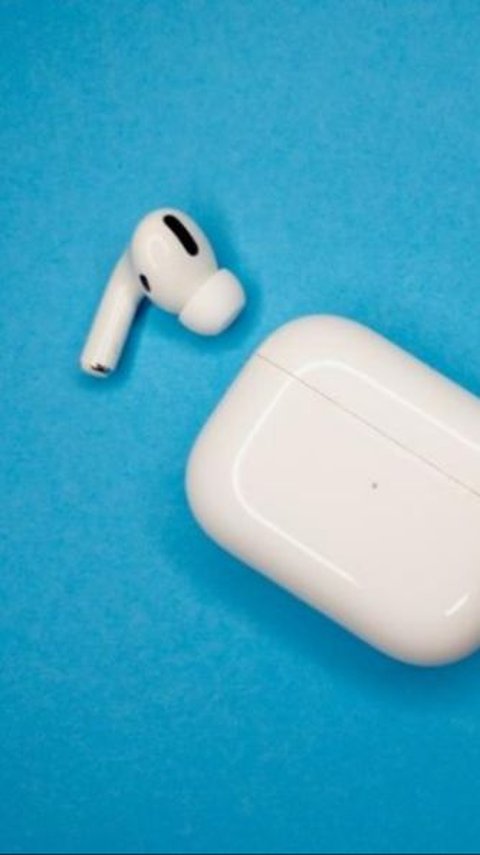 US Woman Swallows AirPod After Mistaking It for a Vitamin Pill