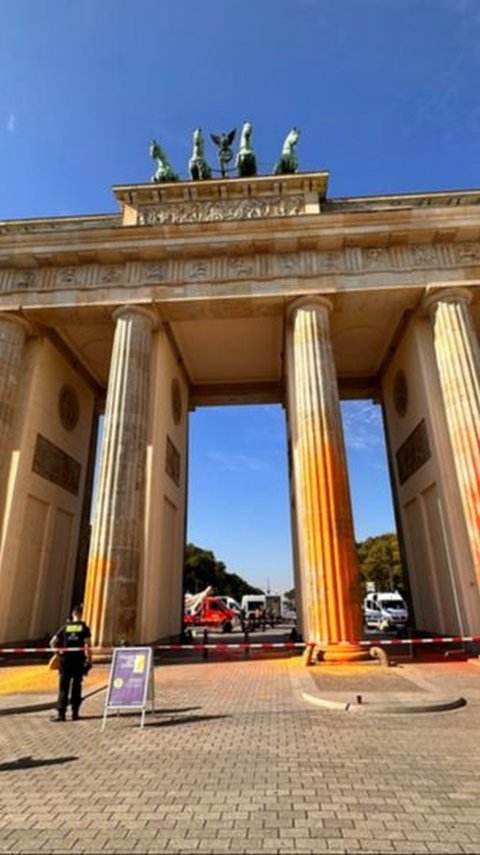 Climate Activists Spray Paint Berlin's Famous Brandenburg Gate