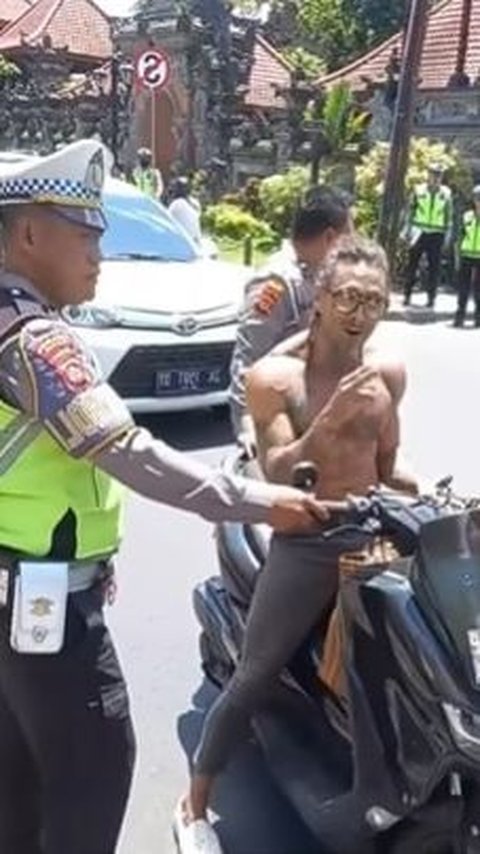 Tak Pakai Helm Pemotor Bule di Bali Debat Sengit Polisi, Singgung soal Uang & Tak Terima Pemotor Lokal Tak Disetop