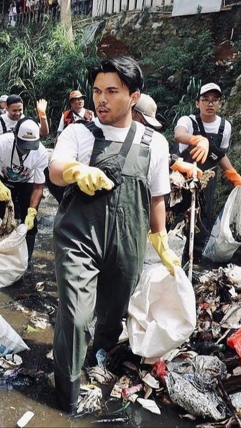 Potret Kompak Thariq Halilintar & Aaliyah Massaid Bersihkan Sampah di Sungai, Netizen Auto Baper