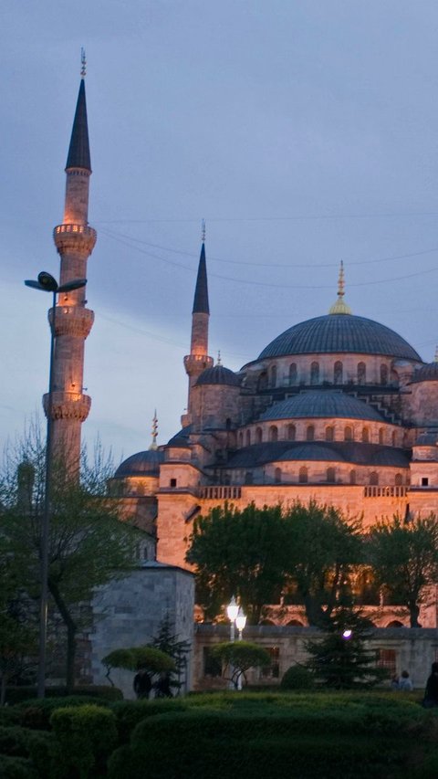 Turki Geger Seorang Ateis Pengikut Kemal Ataturk Minum & Pamer Miras di Dalam Masjid, Begini Nasibnya Kini