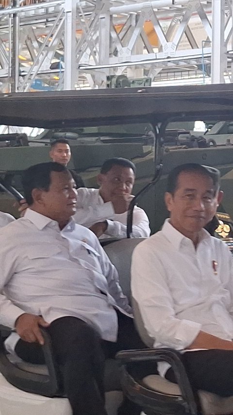 Momen 'Mesra' Jokowi Disopiri Prabowo Naik Maung Saat Kunjungi PT Pindad Bandung