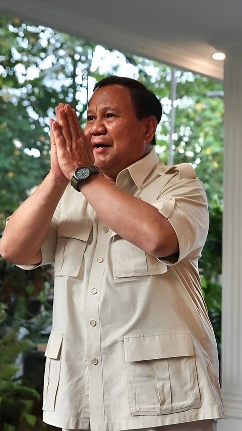 Prabowo's Moment of Hesitation When Invited to Take a Selfie with 2 Beautiful Women, Turns Out There's This Figure Beside Him