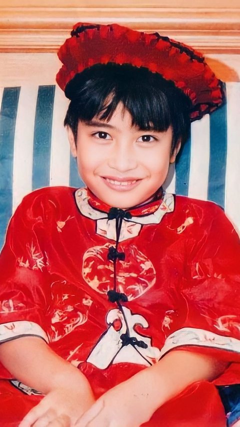 Boy Wearing Red Lunar New Year Outfit Becomes a Singer and is Currently Fighting to Recover from Cancer