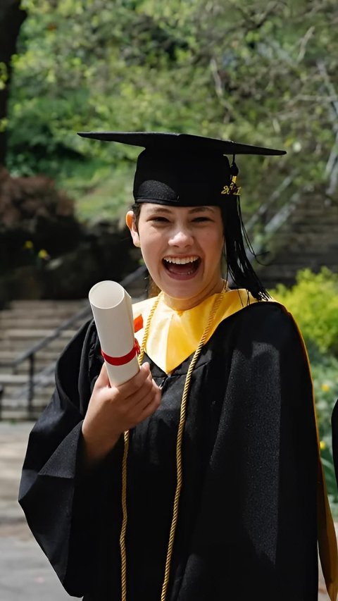 As if One Related Incident, This Graduation Photo Moment Ends in Laughter: Student Behind Falls, Student in Front Laughs Instead