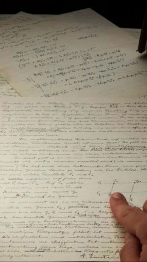 Albert Einstein's 14-Page Handwriting Auctioned in China