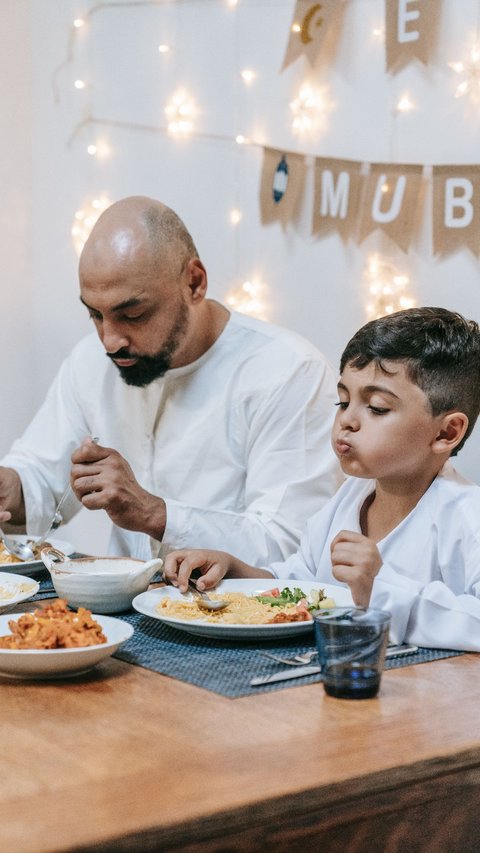 Doa Sesudah Makan Sesuai Sunnah, Lengkap Beserta Hadis dan Adabnya