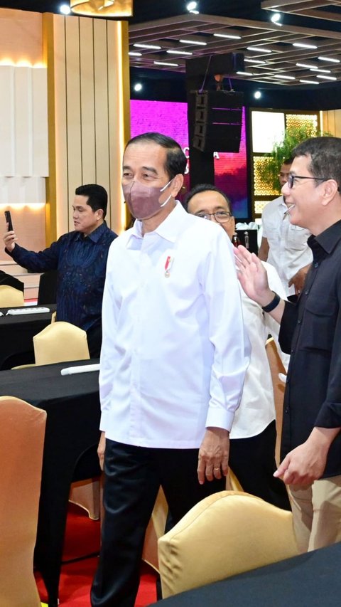 FOTO: Momen Jokowi Kembali Pakai Masker di Tengah Buruknya Polusi Udara Jakarta