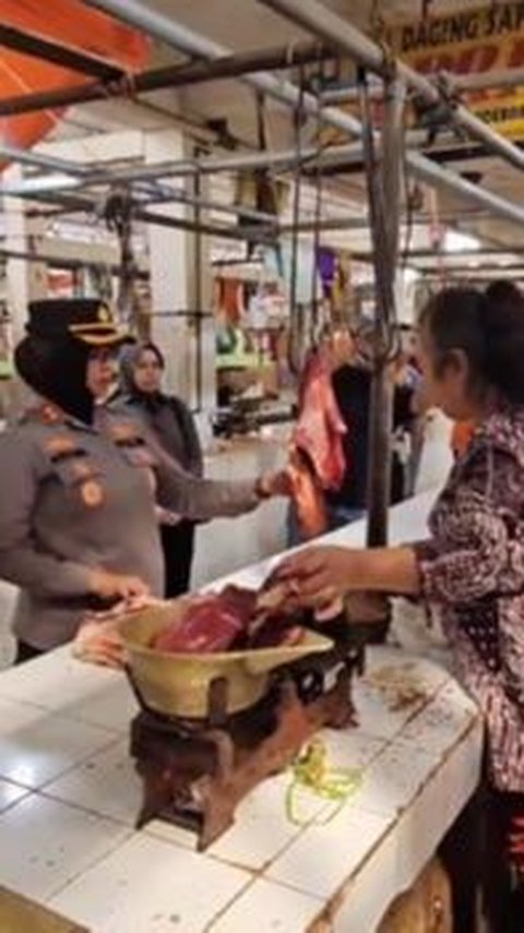 Momen Kapolres Perempuan 'Anak Kolong' Beli Daging di Pasar Pakai Seragam Dikasih Murah, Pas Pakai Baju Biasa Harganya Mahal