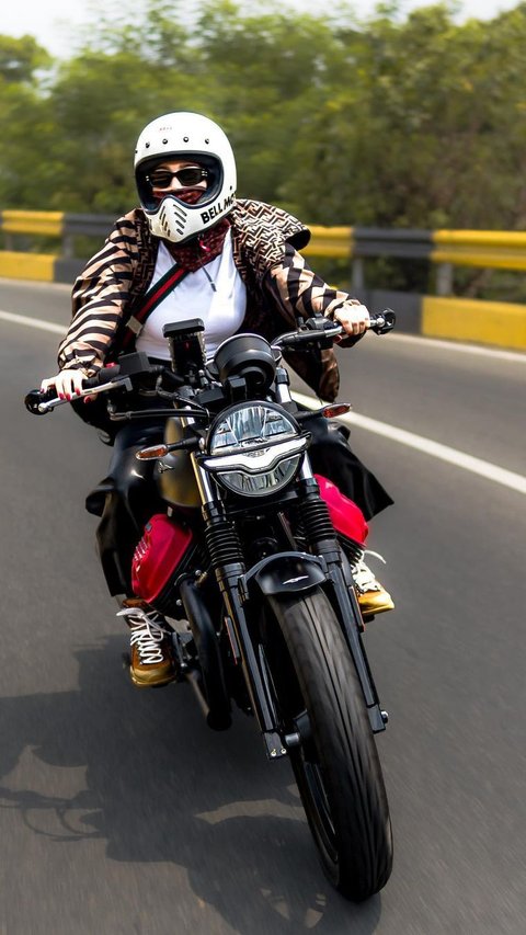 Curi Perhatian, Intip Pesona Wika Salim saat Riding Motor