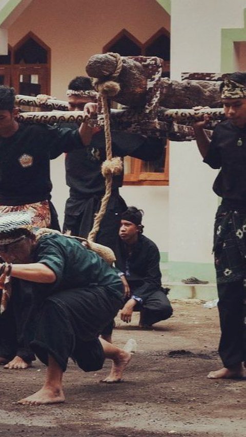 Belajar Semangat Persatuan dari Seni Ngagotong Lisung di Sukabumi, Warisan Kerajaan Pajajaran
