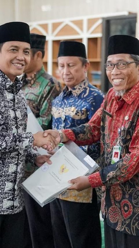 Wamen Raja Juli Serahkan Sertifikat Tanah yang Diwakafkan ke Guru Spiritual Jokowi