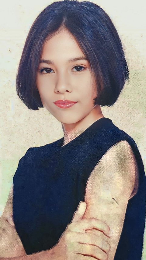 Beautiful Girl with Short Hair Becomes a Famous Artist, Still Looks Young in Her 40s