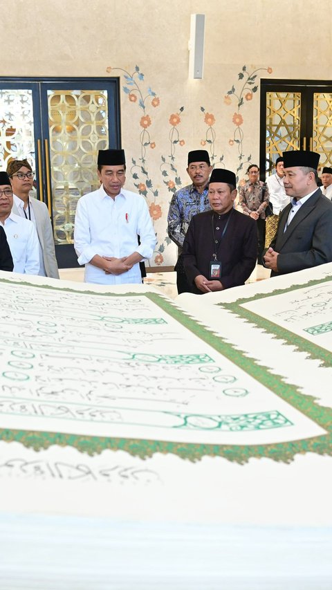 Jokowi Serahkan Al-Quran Raksasa ke Masjid Raya Sheikh Zayed Solo