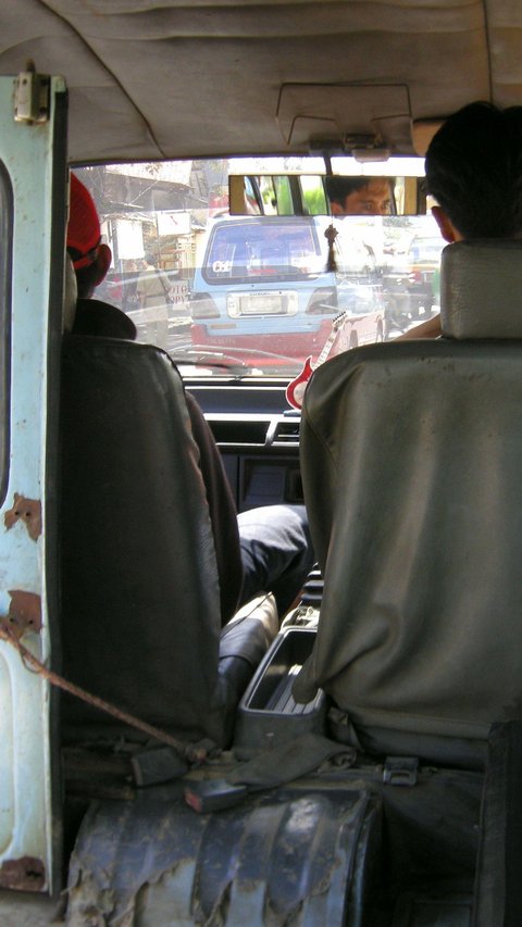 Touched! Elderly Man Pays Public Transportation Fare Using Bottle Cap, Driver's Reaction Proves There Are Still Good People in the Capital City