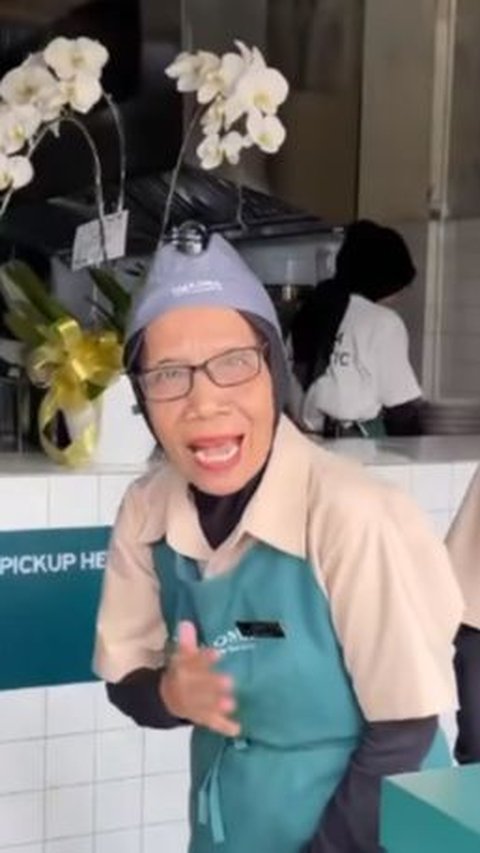 Ramai Dipuji, Kafe Terbaru nan Unik di Jakarta ini Pekerjakan Para Lansia untuk Layani Pengunjung