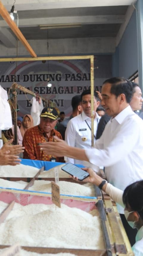 Jokowi Kunjungi Pasar di Samarinda: Harga Cabai Bawang Turun, yang Belum Beras