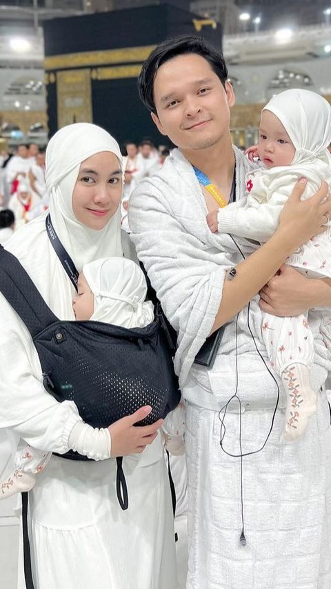 Family Goal! Portrait of Anisa Rahma and Husband Bringing Their Child to Perform Umrah