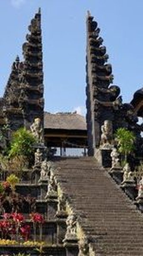 Turis Terbantu Buku Panduan Do's and Don'ts Berlibur di Bali, Usul Ditempel di Tempat Umum Agar Efektif