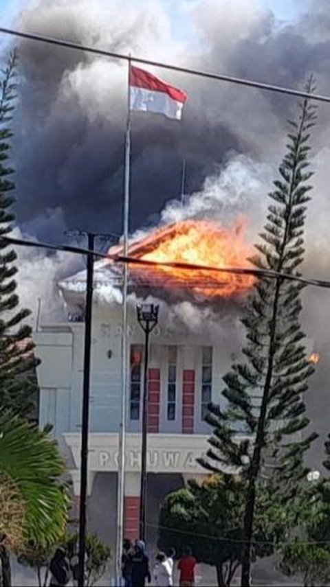 Kantor DPRD dan Bupati Pohuwato Gorontalo Dibakar Massa