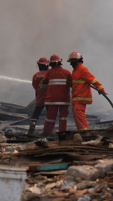FOTO: Jibaku Petugas Damkar Menjinakkan Api yang Membakar Habis Bangunan Semi Permanen dan Lapak Barang Bekas di Bintara Jaya, Bekasi