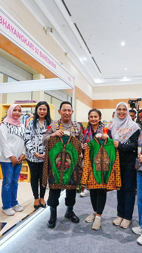 Kapolri Datangi Stand UMKM  Kreasi Bhayangkari: Terus Semangat buat Produk Kebanggaan Indonesia