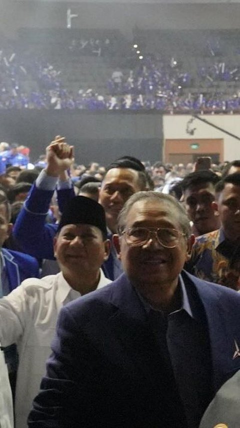 VIDEO: Ribuan Kader Demokrat Nyanyikan Yel-Yel Kemenangan, Prabowo Sampai Beri Hormat