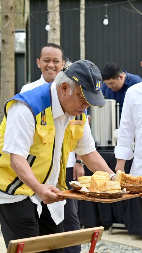 Menteri PUPR Basuki Curi Perhatian di IKN, Jadi Pramusaji Antarkan Sarapan untuk Jokowi