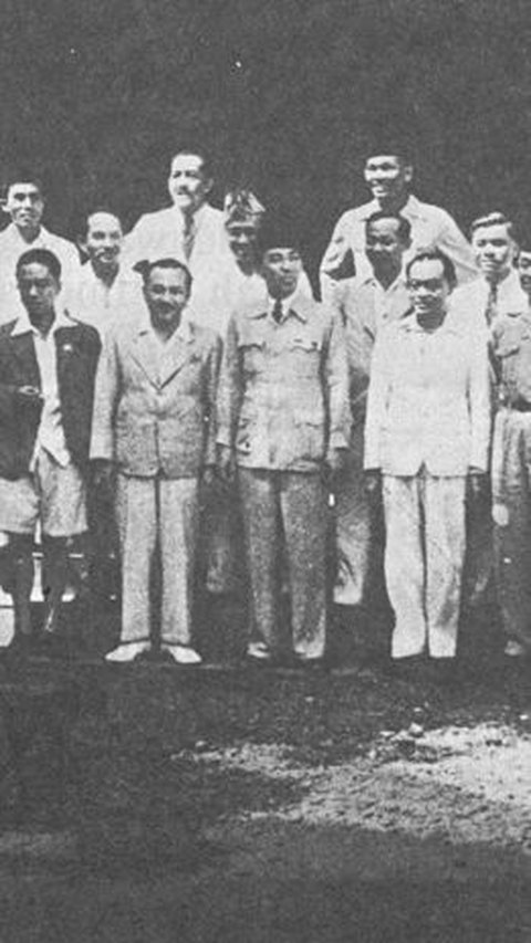 Foto Lawas Pemerintahan Pertama Soekarno-Hatta Kabinet Presidensial Tahun 1945, Presiden Berdiri Gagah di Antara Para Menteri