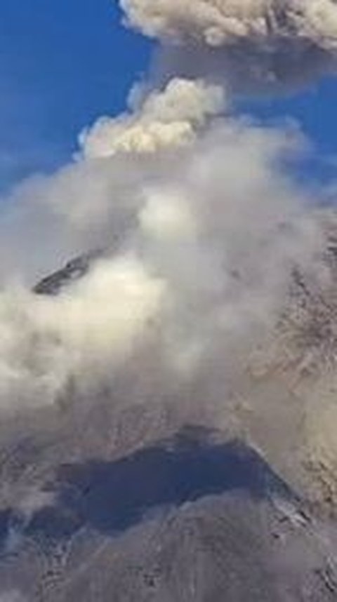 Potret Gunung Semeru Letuskan Kolom Abu Setinggi 700 Meter, Radius Aman 13 km dari Puncak