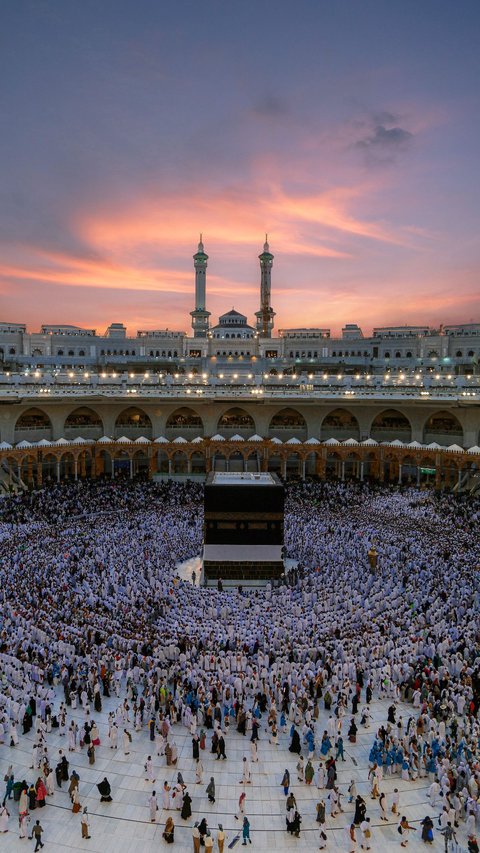 Miracles Accompanying the Birth of Prophet Muhammad SAW, Light Shining Through the Sky