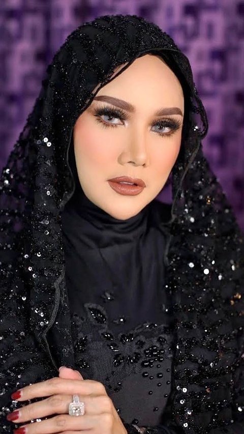 Praised by Ahmad Dhani for Being More Beautiful in Hijab, Mulan Jameela Cries Touchingly