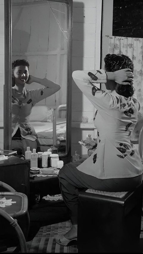 Viral Old Photo of a Woman Dressing in Front of a Mirror in 1955, Cosmetic Brand Makes People Fascinated