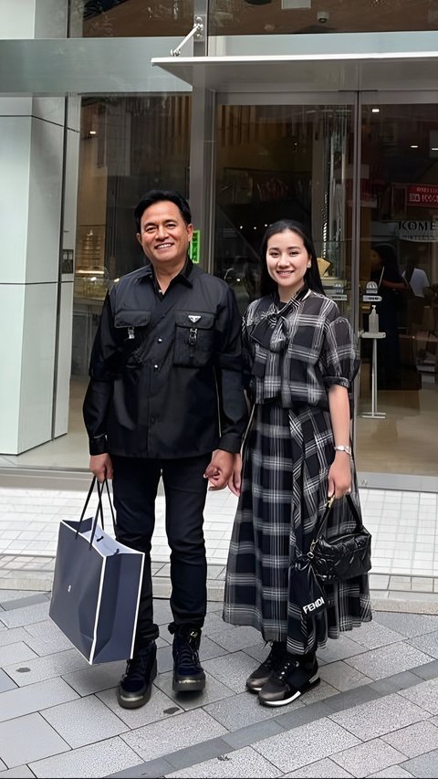 Potret Cantik Istri Yusril Ihza Mahendra Pose Bareng Suami di Tokyo, Netizen Salfok Dikira Putri Sulung