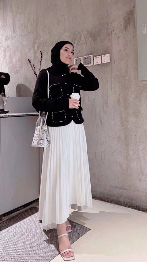 Monochrome Look Inspiration for Hijabers, Elegant and Simple
